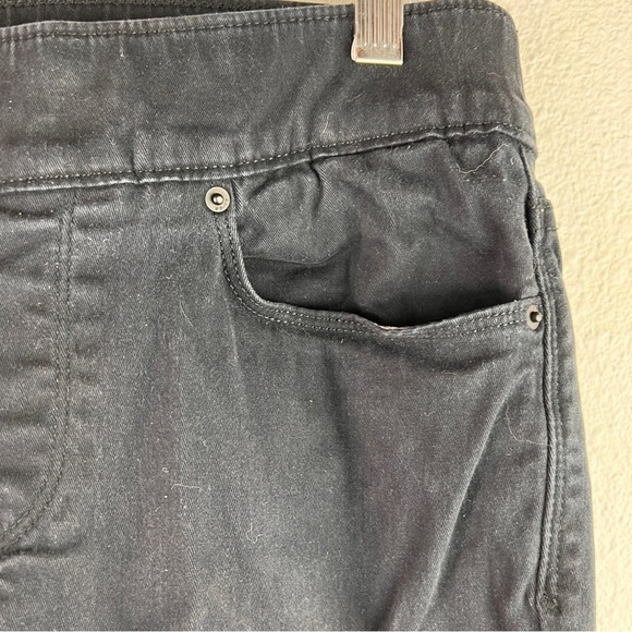 LEVI’S SKINNY JEGGINGS. Pull-on elastic wide waist w/5 pocket styling. Black. - Picture 2 of 7